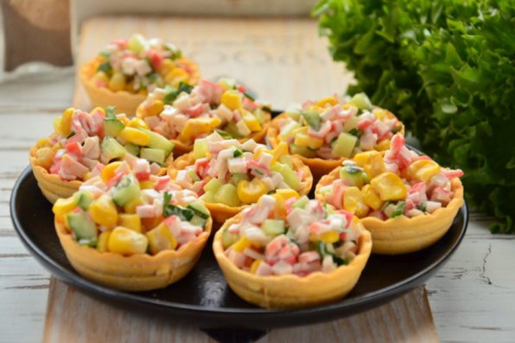 Tartaletas con aguacate, maíz y palitos de cangrejo