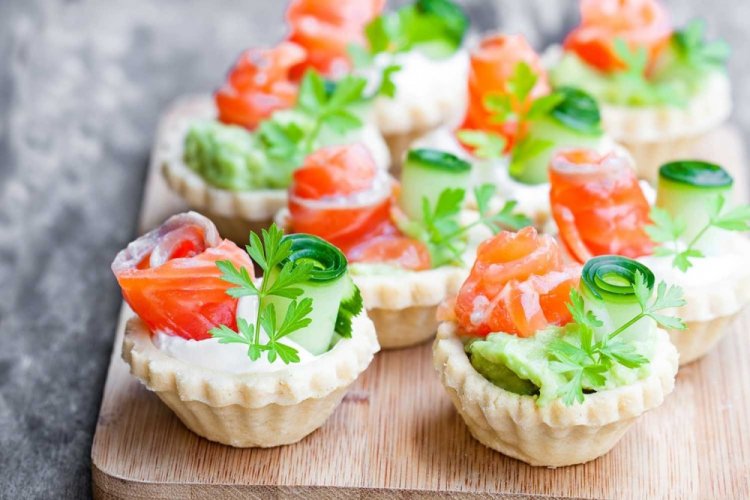 Tartaletas con aguacate, salmón y pepino
