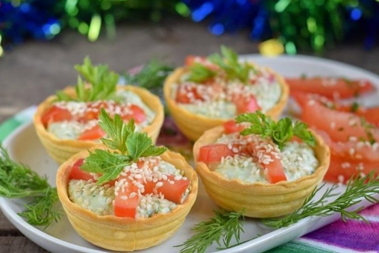 Tartaletas con aguacate y queso feta