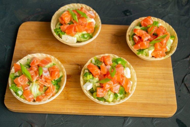 Tartaletas con aguacate y salmón rosado