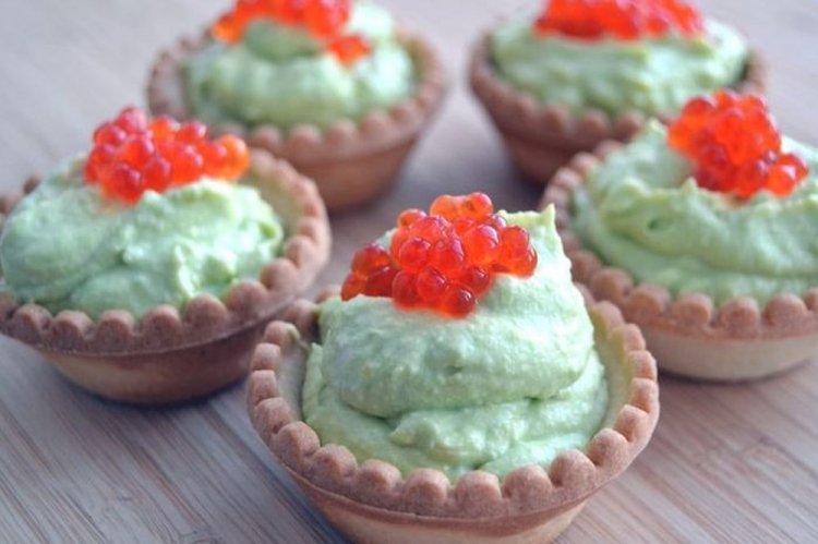 Tartaletas con aguacate y caviar rojo