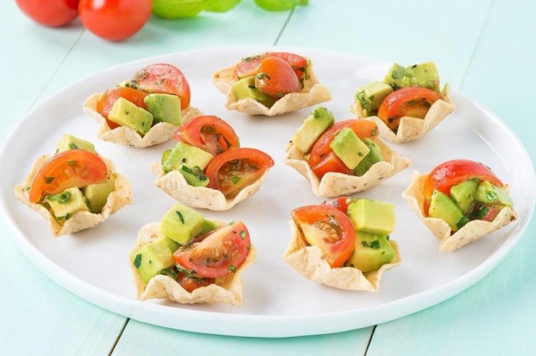 Tartaletas con aguacate y tomates