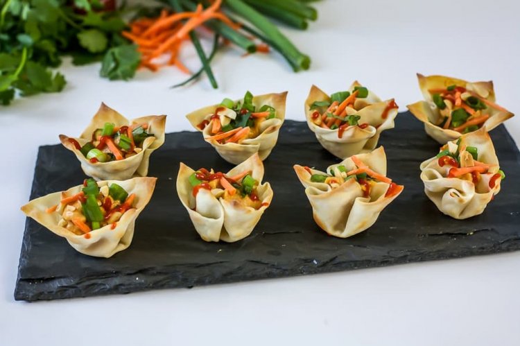 Tartaletas de lavash con pollo ahumado y zanahoria coreana