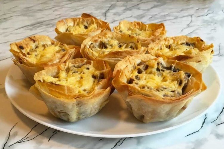 Tartaletas de lavash con pollo y champiñones