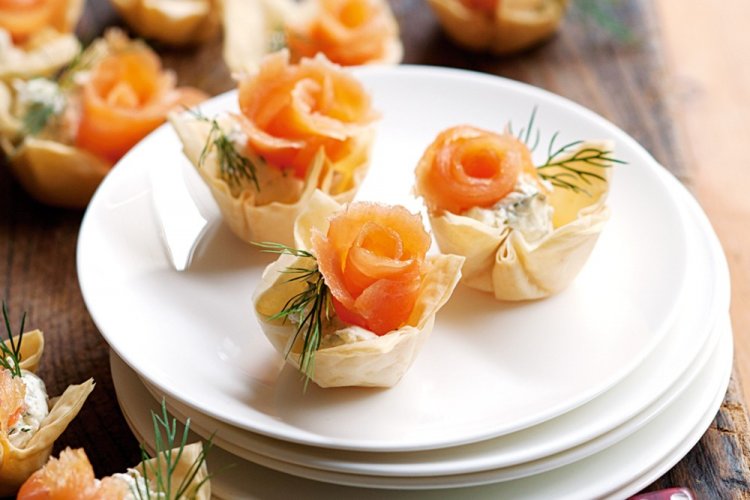 Tartaletas de lavash con salmón, patata y huevo