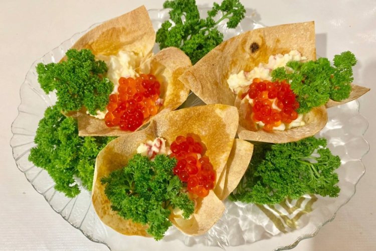 Tartaletas de lavash con salmón y caviar rojo