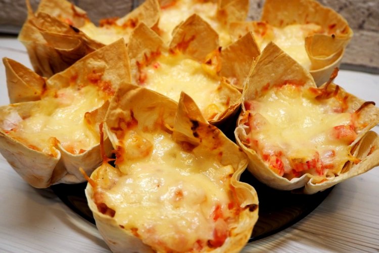 Tartaletas calientes de lavash con jamón y queso
