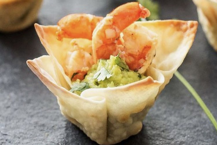 Tartaletas de lavash con aguacate, queso crema y camarones