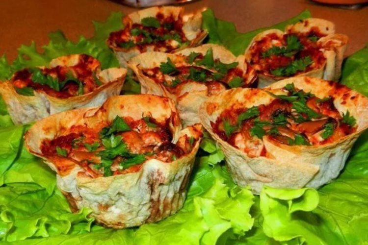 Tartaletas de lavash con arenque, remolacha y champiñones