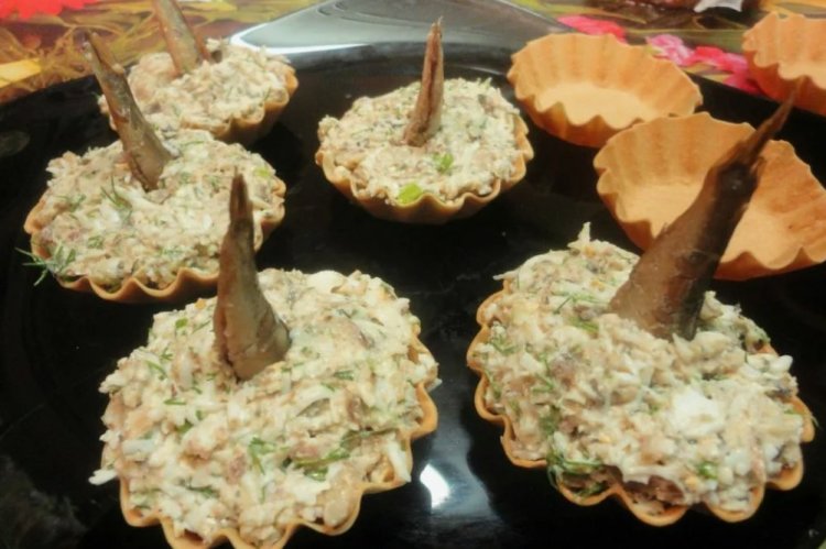 Tartaletas de lavash con espadines y huevos