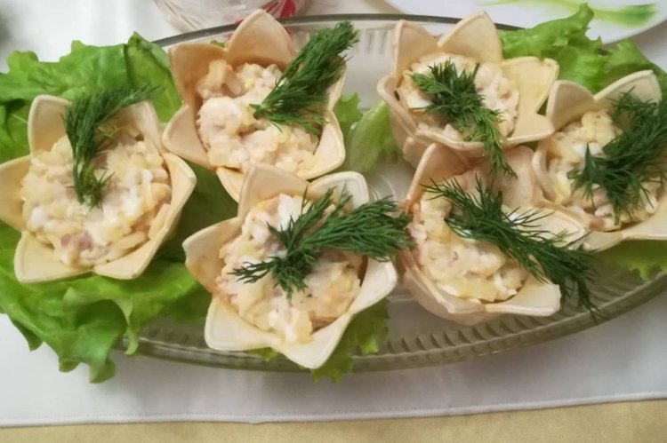 Tartaletas de lavash con pollo y piña