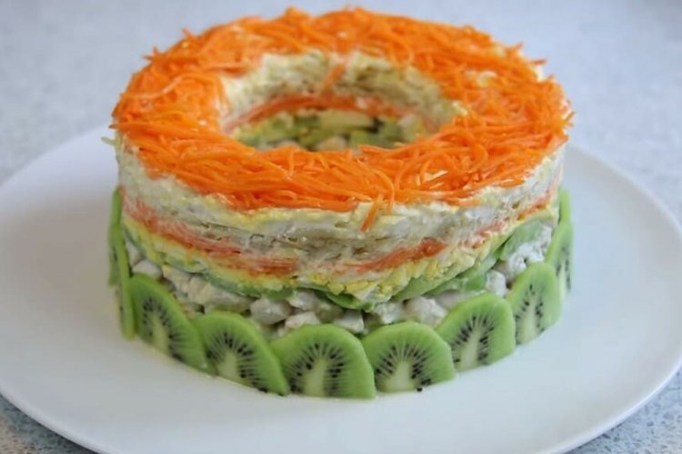 Layered Salad with Korean Carrots and Kiwi