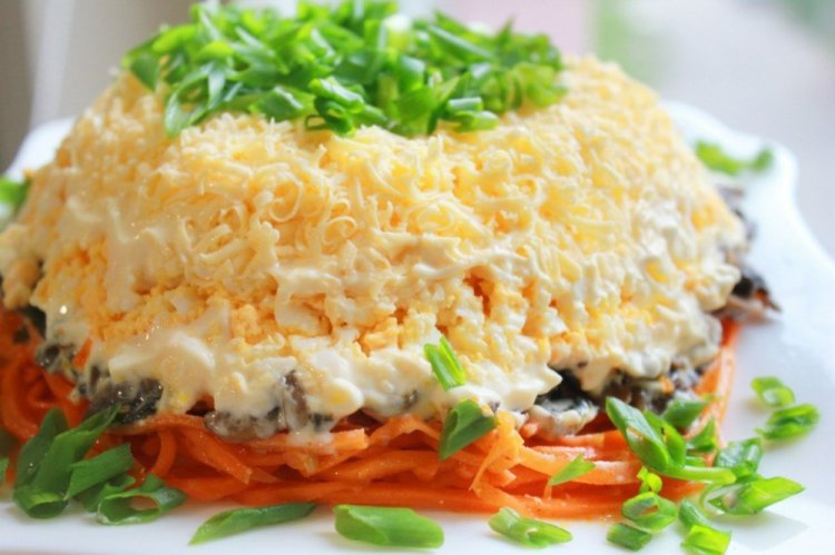 Layered Salad with Chicken Fillet and Korean Carrots