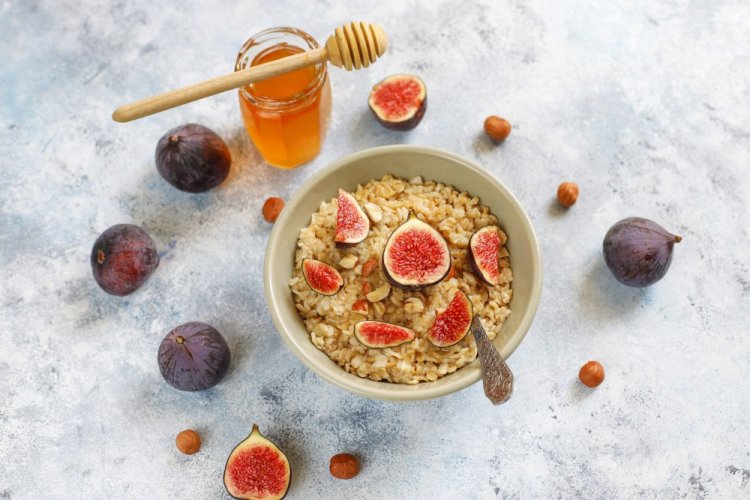 Oatmeal with Carob and Figs