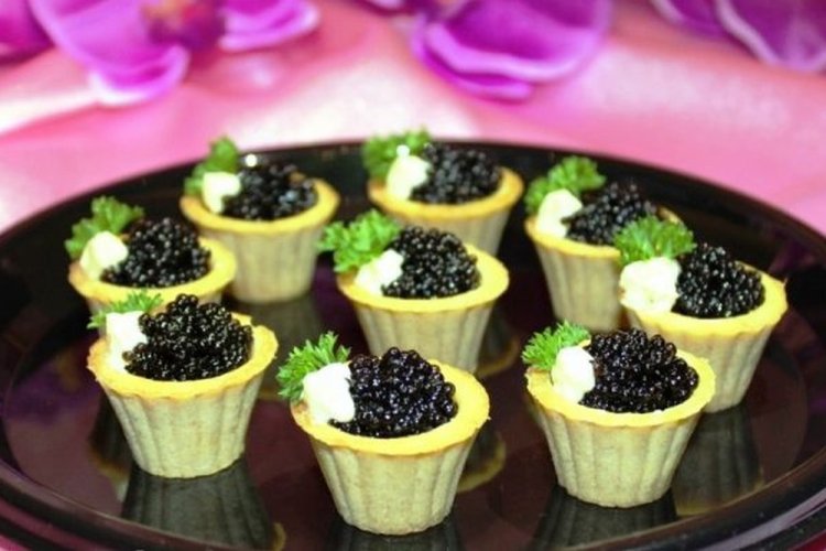Tartaletas con caviar negro y mantequilla