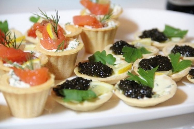 Tartaletas con camarones y caviar negro