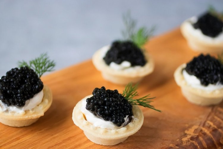 Tartaletas con caviar negro y mascarpone