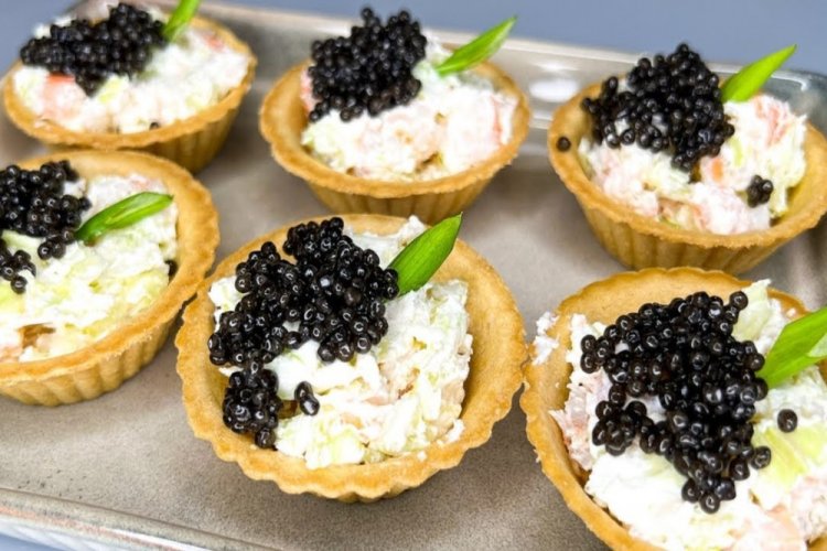 Tartaletas con salmón y caviar negro