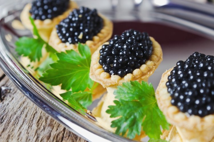 Tartaletas con caviar negro y pimiento morrón