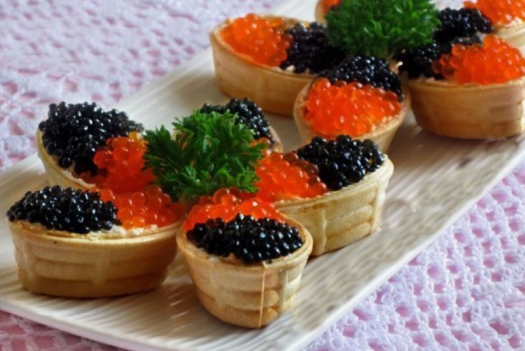 Tartaletas con clara de huevo y dos tipos de caviar