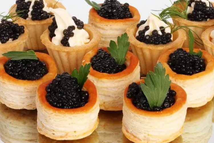 Tartaletas con queso fundido y caviar negro