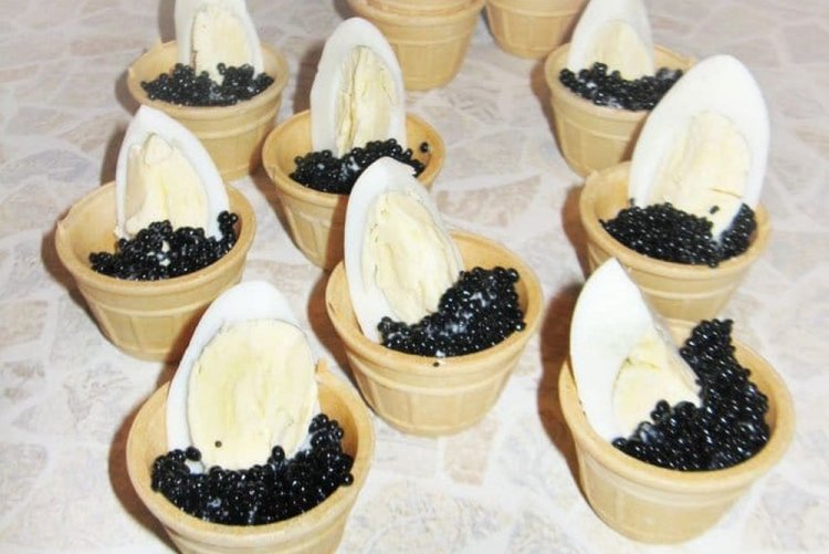 Tartaletas con caviar negro y huevos de codorniz