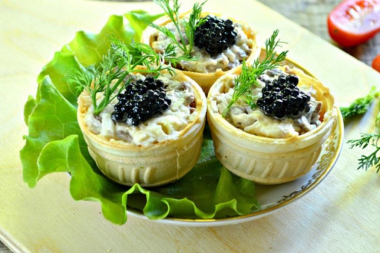 Tartaletas con carne de res y caviar negro