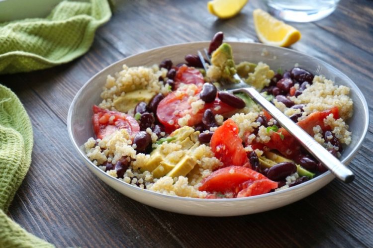 Guarnición de quinoa con frijoles rojos