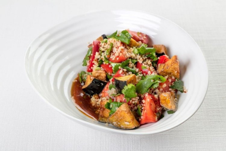 Quinoa con berenjenas y tomates