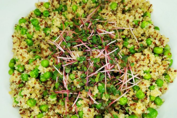 Quinoa con champiñones y guisantes verdes