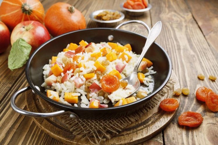 Rice with Apples and Dried Fruits