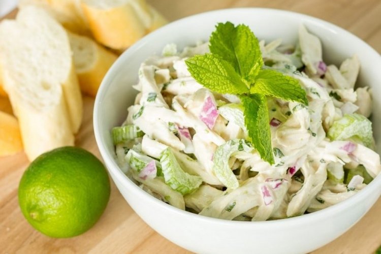 Ensalada de huevos, apio y manzana