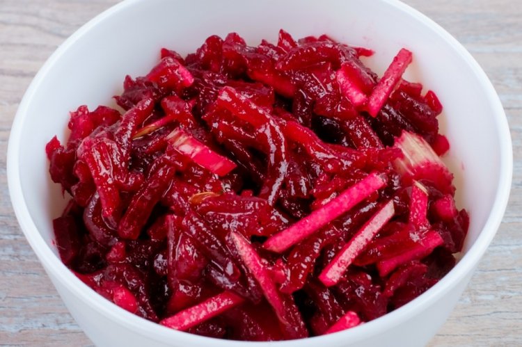 Ensalada de remolacha, apio y manzana