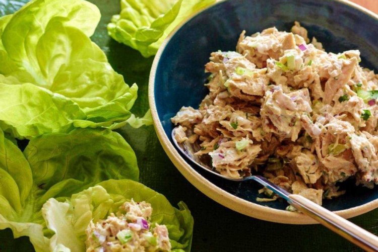 Ensalada de atún, apio y manzana