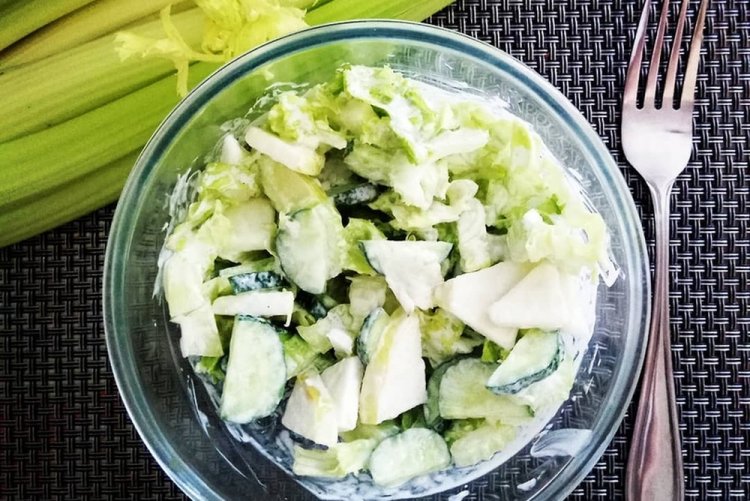 Ensalada de pepino, apio y manzana