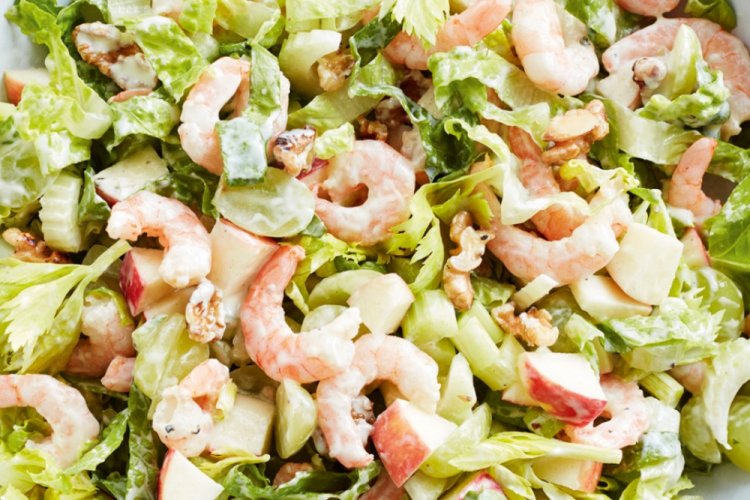 Ensalada de camarones, apio y manzana