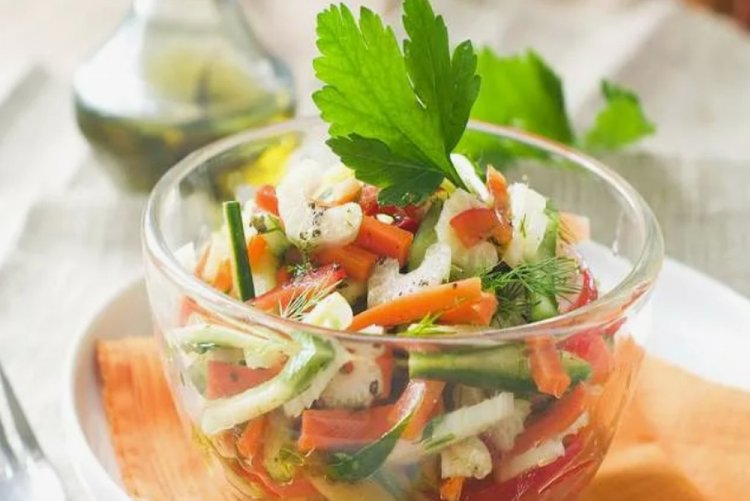 Ensalada de apio, manzana y pimiento morrón