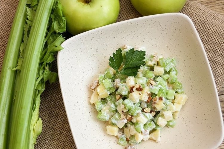 Ensalada de apio, manzana y queso