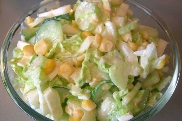 Ensalada de apio, maíz y manzana