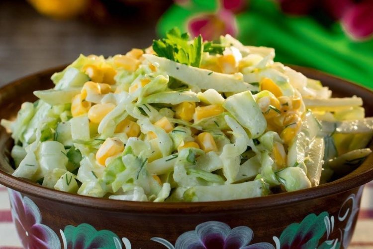 Ensalada de col, apio y manzana