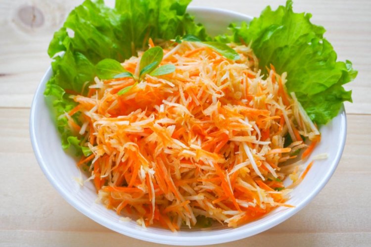 Ensalada de raíz de apio, zanahoria y manzana