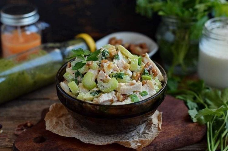Ensalada de pollo, apio y manzana