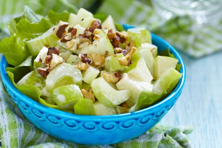 Ensalada de apio, piña y manzana