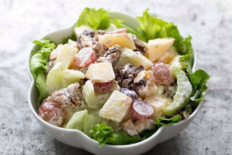 Ensalada de apio, manzana y uvas