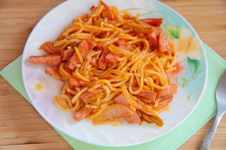 Salsa con salchicha para pasta