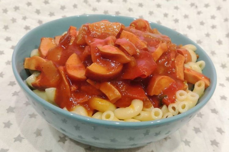 Salsa con salchichas y verduras para pasta
