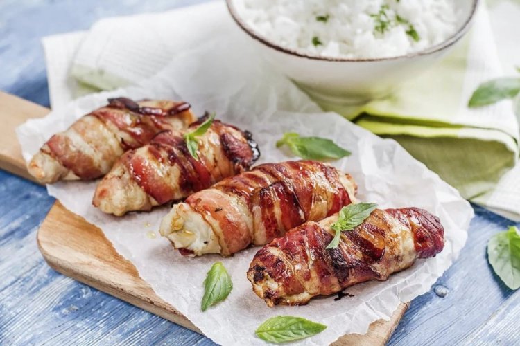 Baked Chicken Rolls with Cheese in Bacon
