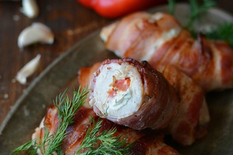 Chicken Rolls with Cream Cheese and Bell Pepper in Bacon
