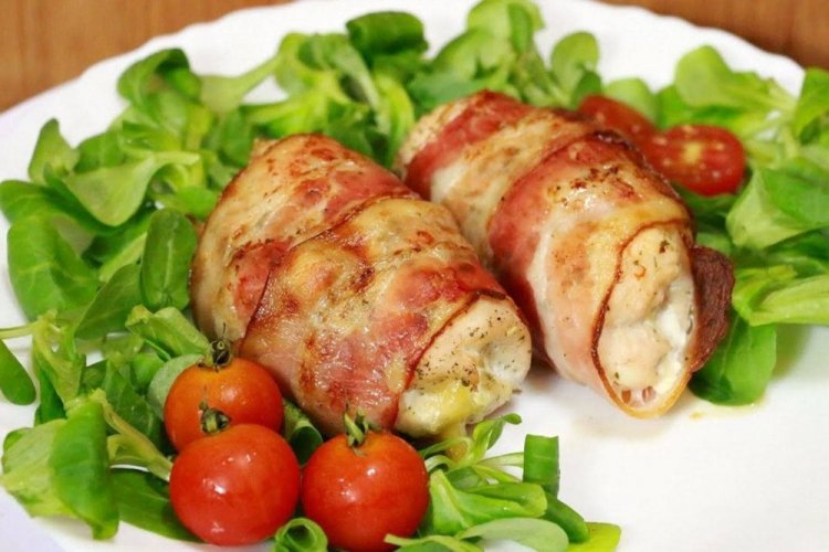 Chicken Rolls with Processed Cheese and Garlic in Bacon
