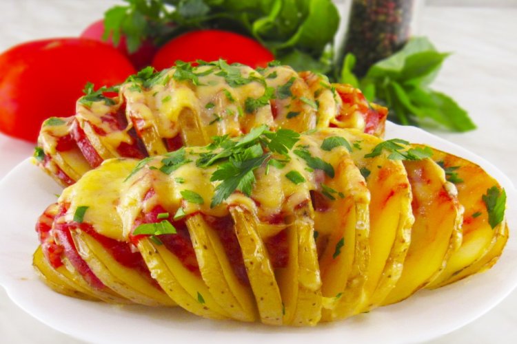 Patatas acordeón con tomates